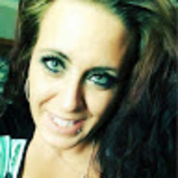 Profile Picture of Tonya Landers (@angevil0313) on Poshmark