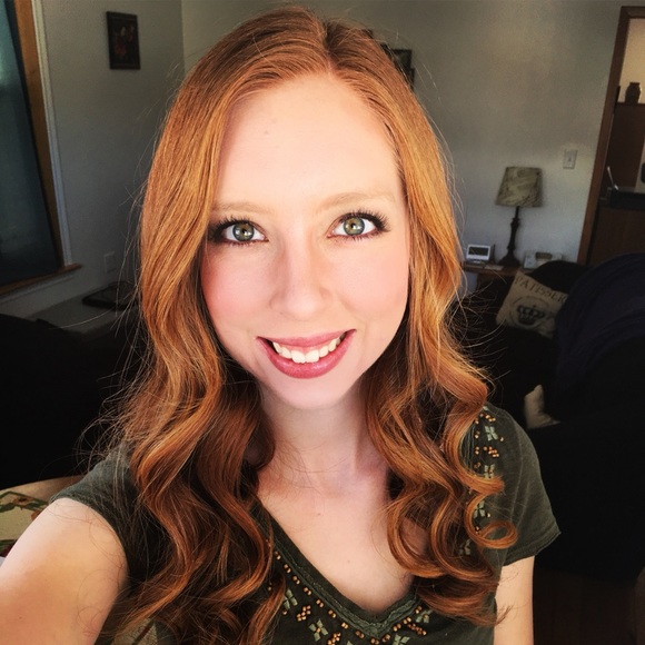 Profile Picture of Julianne Porter (@julianne111) on Poshmark