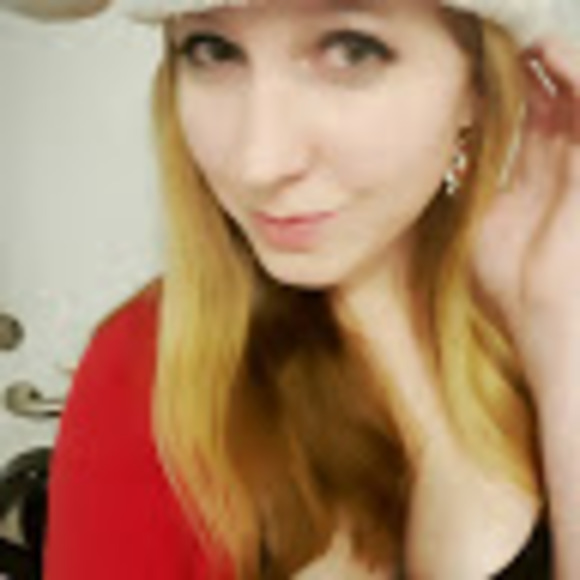 Profile Picture of Dana Stillinger (@danastillinger) on Poshmark