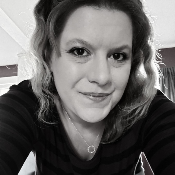 Profile Picture of Sheanna Virden (@shesnick) on Poshmark