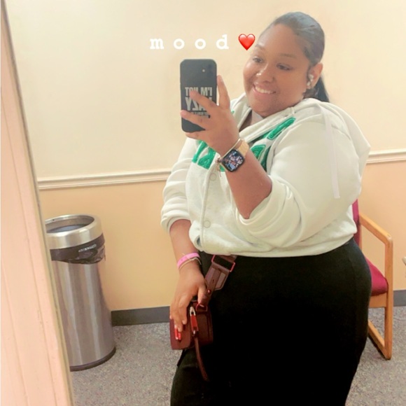 Profile Picture of Daveeda Taylor (@tdaveeda) on Poshmark