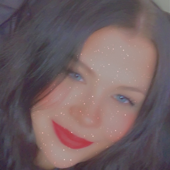 Profile Picture of Apryle Houck (@aprylehouck) on Poshmark