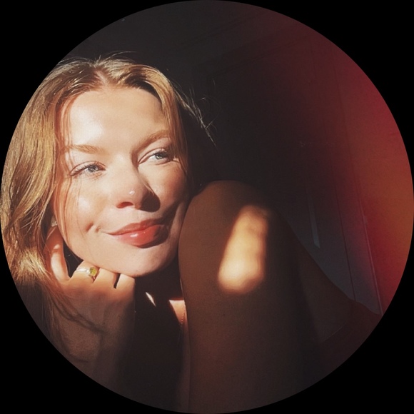 Profile Picture of Valerie Weiler (@valerieweiler) on Poshmark