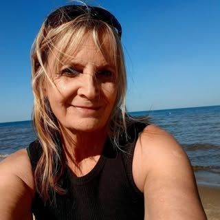 Profile Picture of Kim Kirschbaum (@kimksurvivor) on Instagram