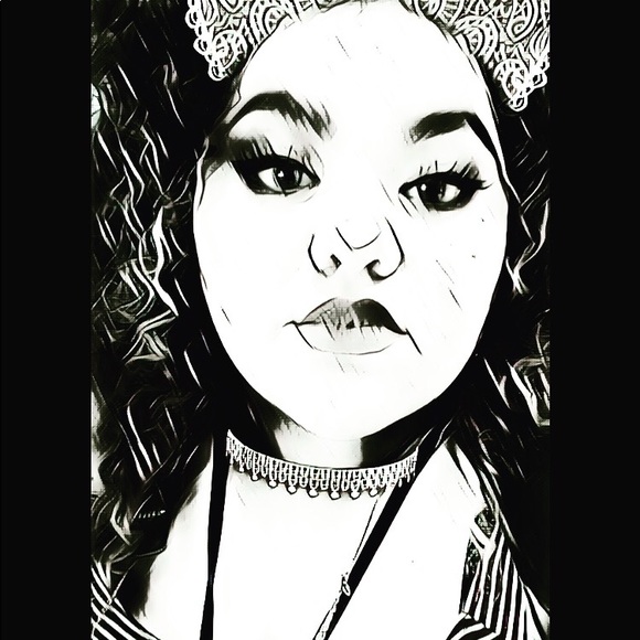 Profile Picture of Vianca Davilla (@vidollface) on Poshmark