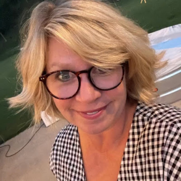 Profile Picture of Sharon Howard (@srdhoward16) on Poshmark