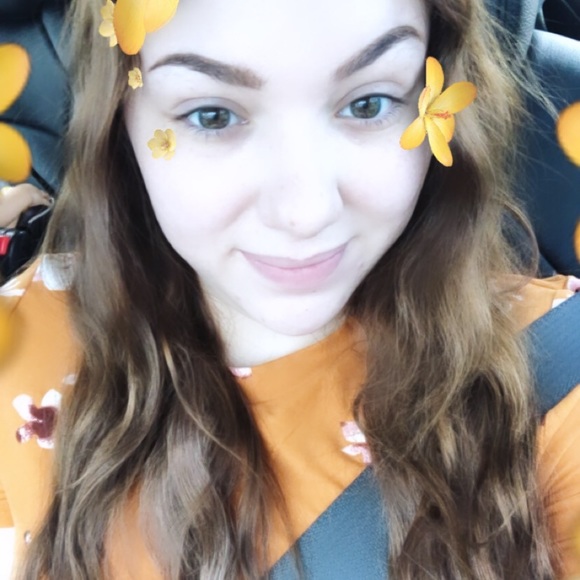 Profile Picture of Alice Rivera (@aaubertrivera) on Poshmark