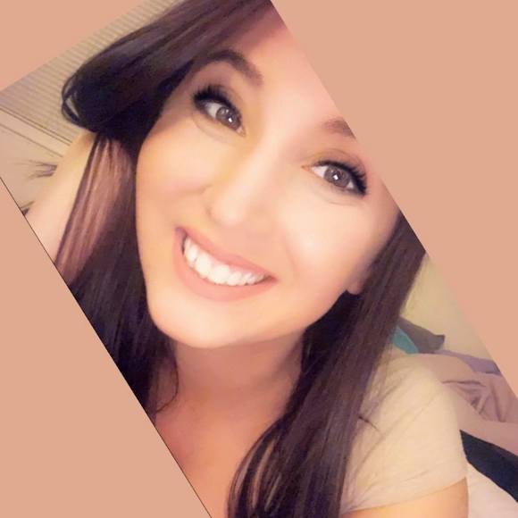 Profile Picture of Caitlin Davis (@cdavisx) on Poshmark