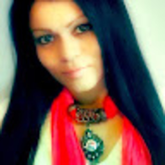 Profile Picture of Daisy Bacler (@daisybacler) on Poshmark