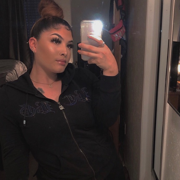 Profile Picture of Brianna Apodaca (@briannaapodaca) on Poshmark