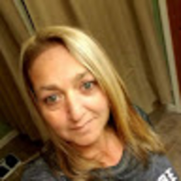 Profile Picture of Lisa Evitt (@lisaevitt1975) on Poshmark