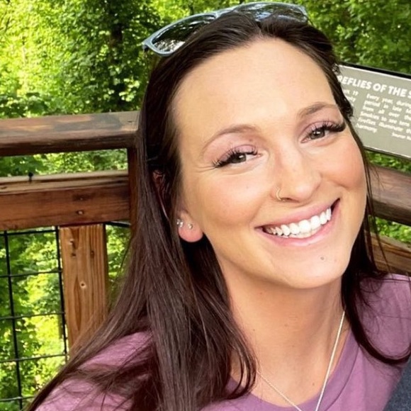 Profile Picture of Emily Laquatra (@emilylaquatra) on Poshmark