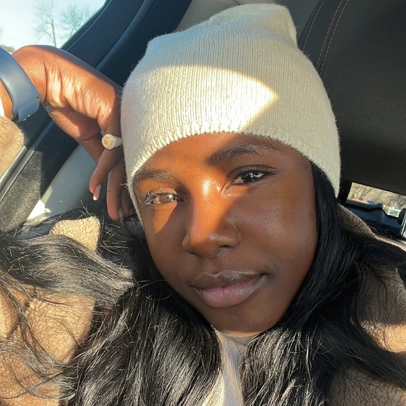 Profile Picture of Divina Henry (@_dah) on Poshmark