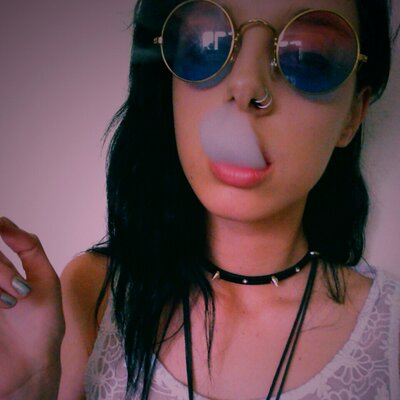 Profile Picture of Genesis Webb (@smokersalley420) on Twitter