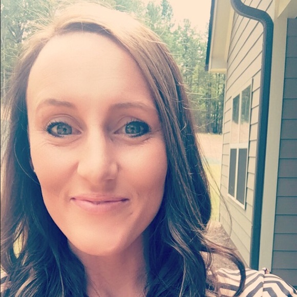 Profile Picture of Ali Isom (@aisom208) on Poshmark