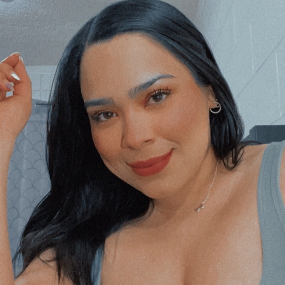 Profile Picture of Arely Solis (@solisarely23) on Poshmark