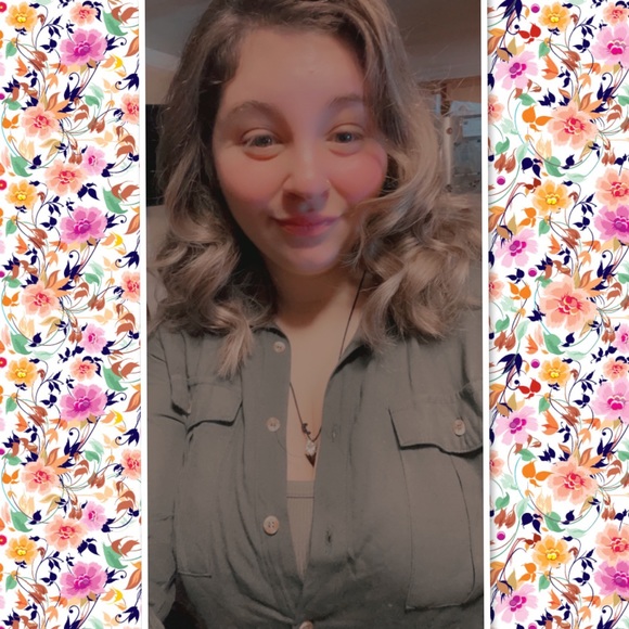 Profile Picture of Alyssa Wiley (@wileyalyssa09) on Poshmark