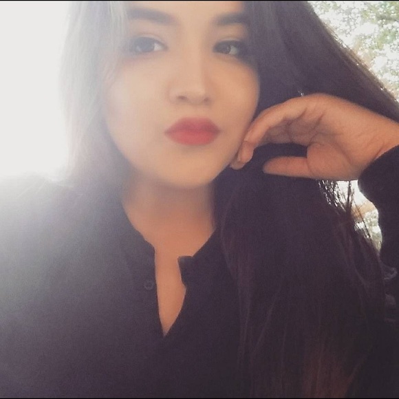 Profile Picture of Carla Alvarez (@xcarls) on Poshmark