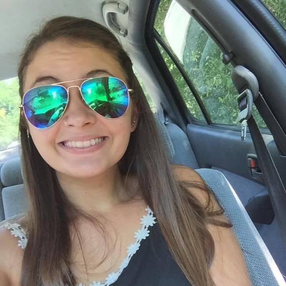 Profile Picture of Ariel Glover (@arielglover442) on Poshmark