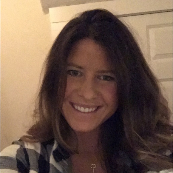 Profile Picture of Lauren Lipski (@lip1187) on Poshmark