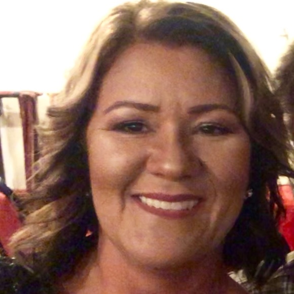 Profile Picture of Lisa Lowery (@lbug1977) on Poshmark