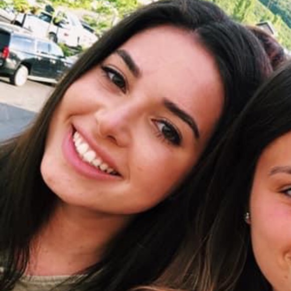 Profile Picture of Mia Simon (@msimon315) on Poshmark