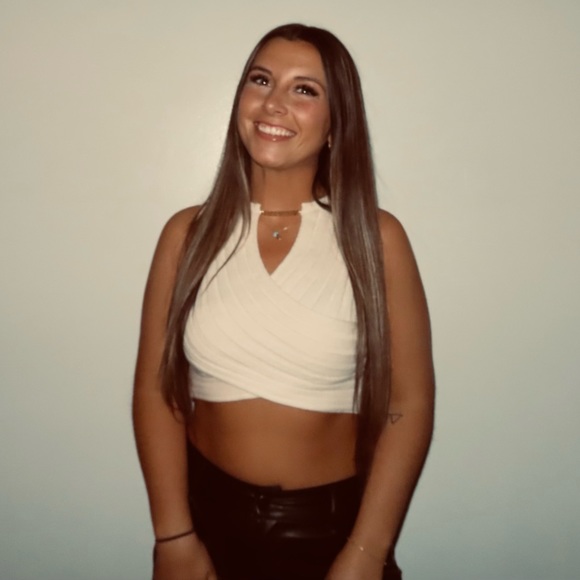 Profile Picture of Becca Gilpin (@beccasg12) on Poshmark