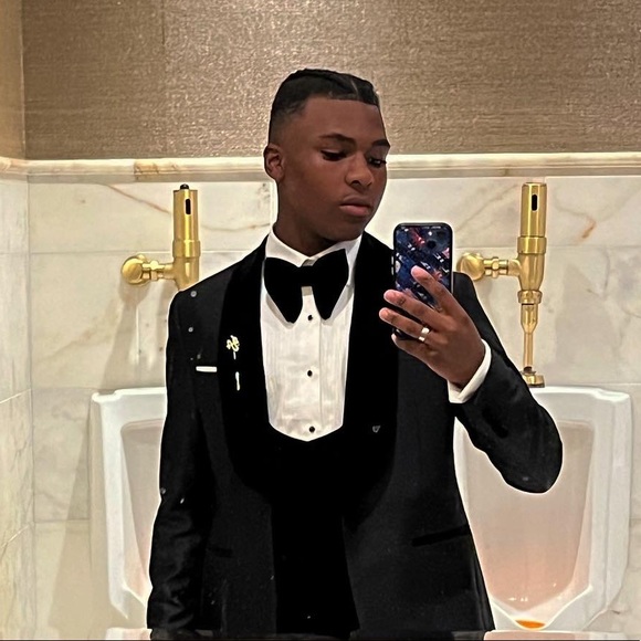 Profile Picture of Julien Philippe-auguste (@julienphaswager) on Poshmark