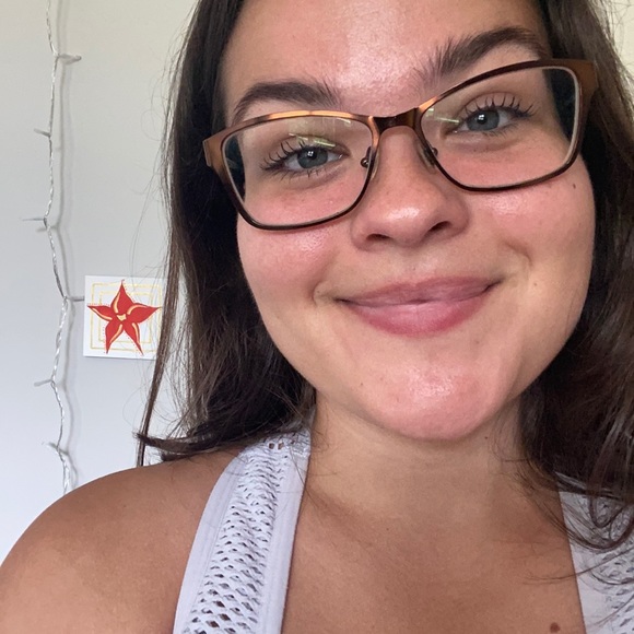 Profile Picture of Amanda Hyland (@amandahyland502) on Poshmark