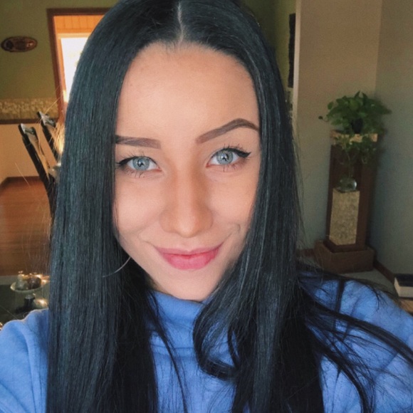 Profile Picture of Queren Improta (@kekerenbi) on Poshmark