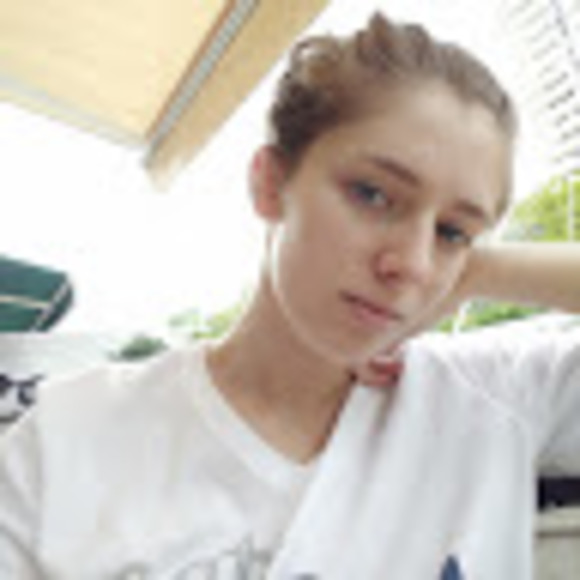 Profile Picture of Anna Radinsky (@annaradinsky) on Poshmark