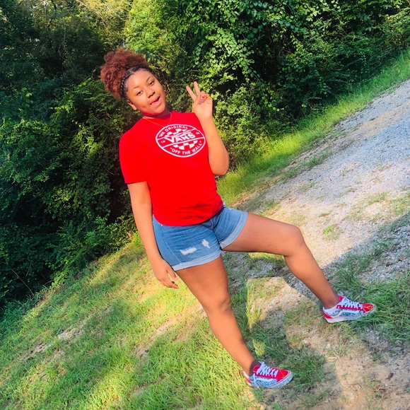 Profile Picture of Nyla Thomas (@nylaarie) on Poshmark