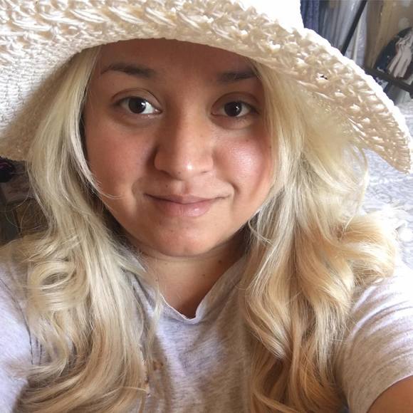 Profile Picture of Iris Quintero (@quin1iris) on Poshmark