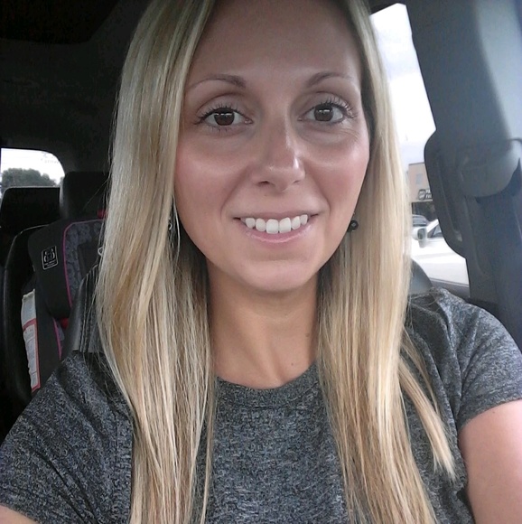 Profile Picture of Courtney Huwer (@courtneyhuwer7) on Poshmark