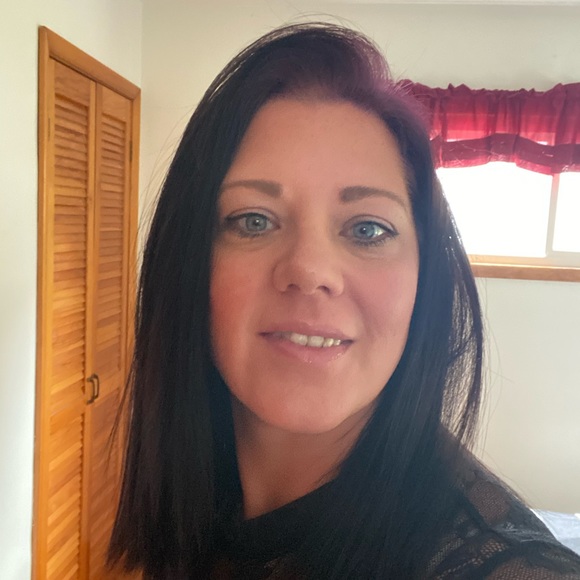 Profile Picture of Amber Grippe (@bubbles_mama16) on Poshmark