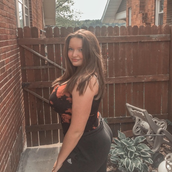 Profile Picture of Skylar Howes (@skyyhowes) on Poshmark