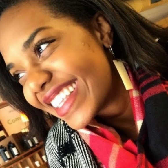 Profile Picture of Nina simone Meyers (@ninasmeyers11) on Poshmark