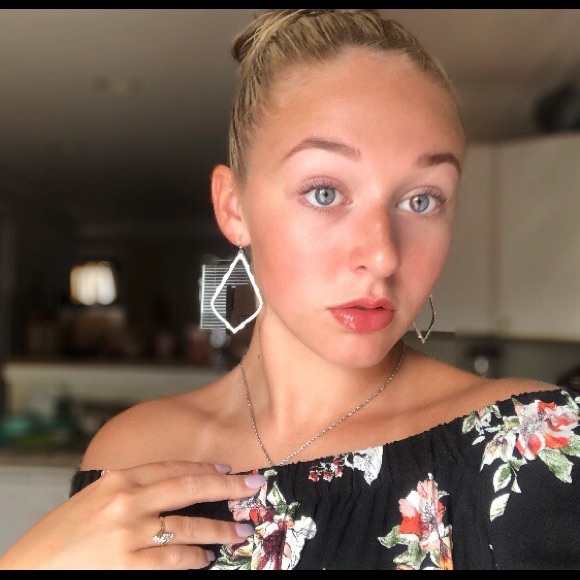 Profile Picture of Hannah Smirl (@smirl99) on Poshmark