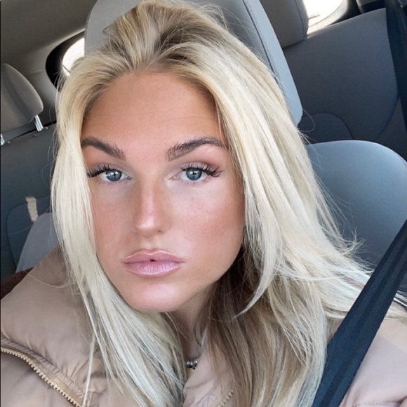 Profile Picture of Evan Noelle (@evannoelle) on Poshmark