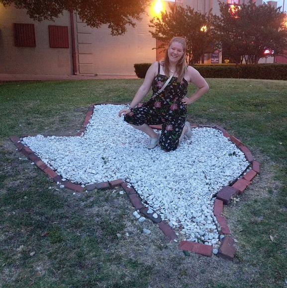 Profile Picture of Molly Honecker (@mollyaxo) on Poshmark