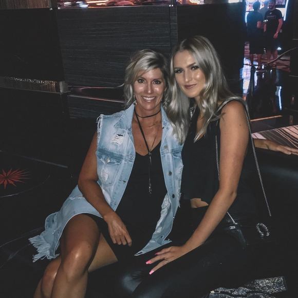Profile Picture of Tracy Page (@tracyapage) on Poshmark