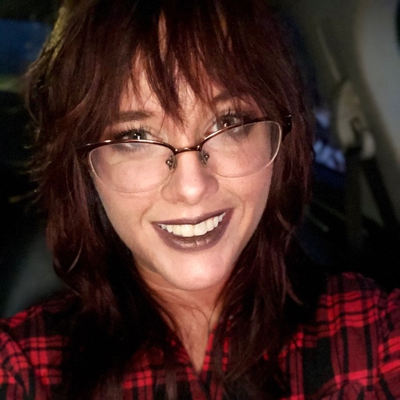 Profile Picture of Amber England (@ambere92) on Poshmark