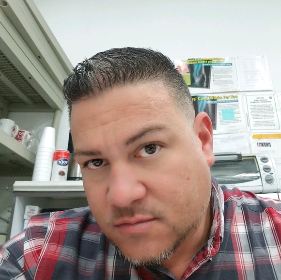 Profile Picture of Victor Zabinsky (@vikyeik) on Poshmark