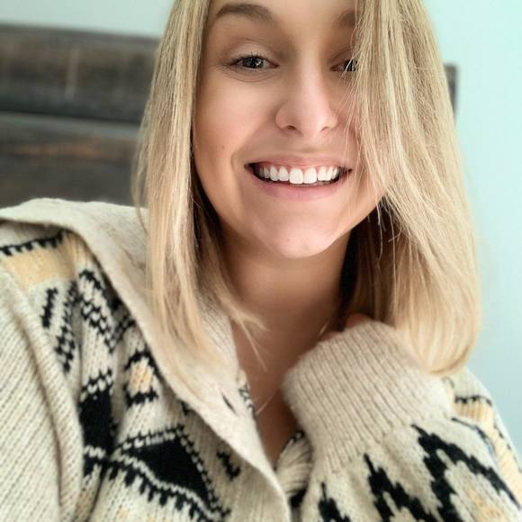 Profile Picture of Angelina Rizzi (@angelinarizzi) on Poshmark