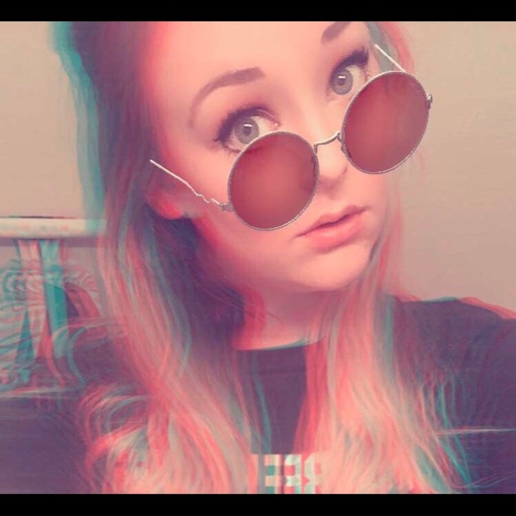Profile Picture of Kay Case (@kayleecaseface) on Poshmark