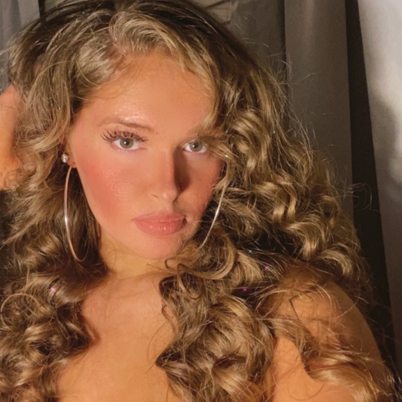 Profile Picture of Mariah Dreer (@mariahtimestwo) on Poshmark