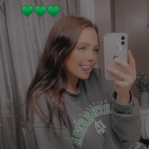 Mikayla Laurencelle - Poshmark Profile Picture of Mikayla Laurencelle (@mikaylalau) on Poshmark