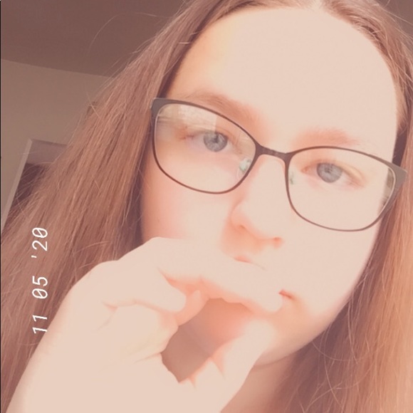 Profile Picture of Rozlyn Upcott (@rozzyb2006) on Poshmark