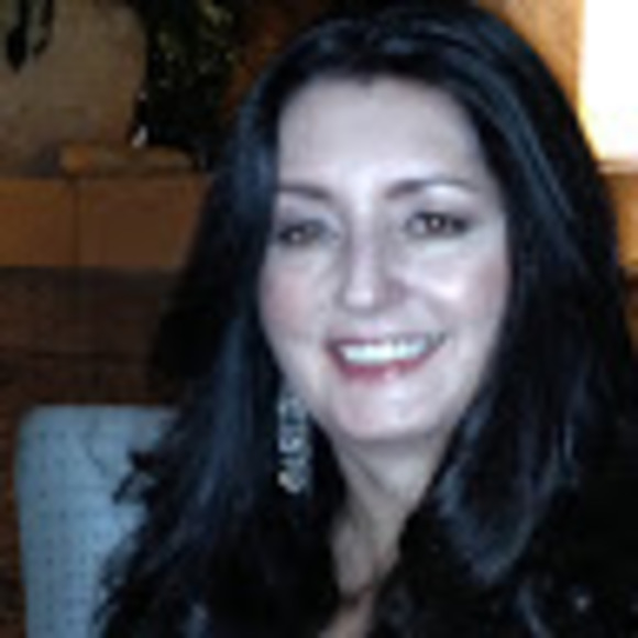 Profile Picture of Melanie Chimes (@melaniechimes) on Poshmark