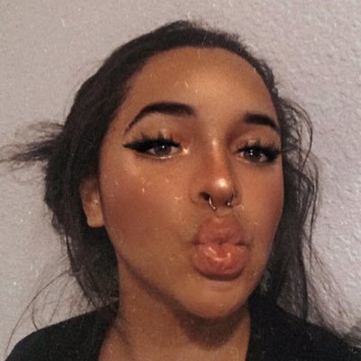 Profile Picture of Jasmine (@snowberger_) on Twitter